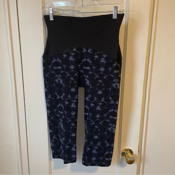SPANX Black and Gray Knee Length Printed Leggings - Picture 1 of 4